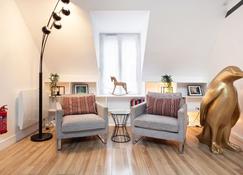 Suites Appart: full flat: 1 kingsize/ 1 conv sofa - Chantilly - Living room