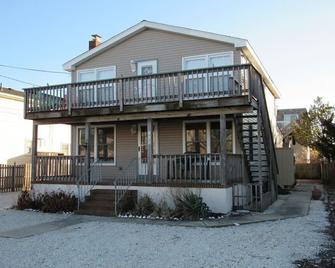 Roomy Bayside Duplex- 2 Full Baths - Beach Haven - Gebouw