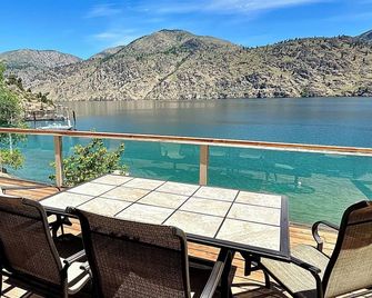 Rustic Lakefront Cabin: Pet-Friendly, Wifi, Buoy, Lake Access - Chelan - Balcony