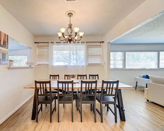 King bed with Pool table, decked patio and, gym. - Beaumont - Dining room