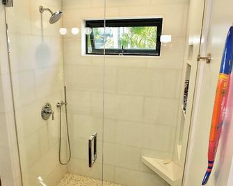 Naples Luxury Retreat - 3 BDR Stay for 6 w Rooftop Patio - Long Beach