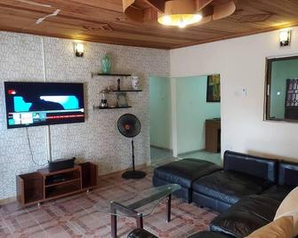 Charming 2-Bed Cottage in Benin City - Benin City - Living room
