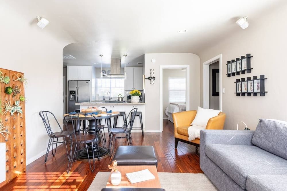 Charming Mid-Century Craftsman, Hot Tub - San Diego - Wohnzimmer