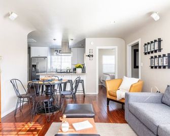 Charming Mid-Century Craftsman, Hot Tub - San Diego - Olohuone