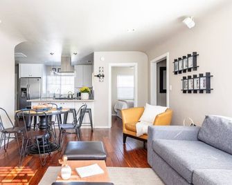 Charming Mid-Century Craftsman, Hot Tub - San Diego - Wohnzimmer