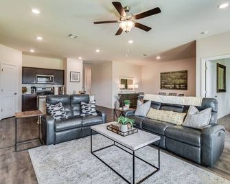 Waterfront,4bedroom,2bath,King Bed,separate shower - Lafayette - Living room