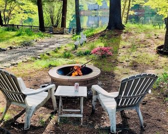 Clear Pond Getaway - Plymouth - Patio