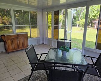 Cozy, inviting home in Lake City, FL. Minutes from town and close to rivers. - Lake City - Dining room