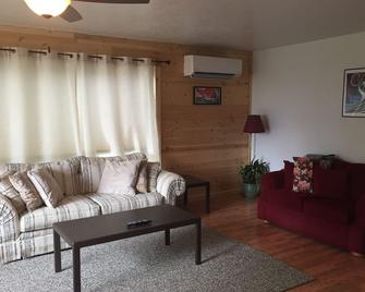 Edgecumbe Inn - Sitka - Living room
