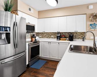 Beautiful 4th floor, 2 bed, 2 bath. Ready for your beach vacation! - Fort Walton Beach - Kitchen