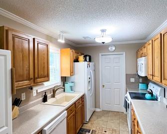 Charming 3-bedroom house on 3 acres in Thomaston with WiFi, fitness eqpmnt, AC - Thomaston - Kitchen