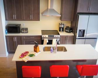 Ravine lot Luxurious 3 plus 1 bedrooms sleeps 8 to 10, townhouse in Brampton ON - Brampton - Keittiö