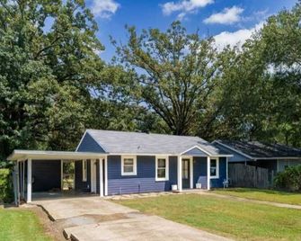 Charming 2-bedroom cottage in nice West Monroe with WiFi, AC - West Monroe - Будівля