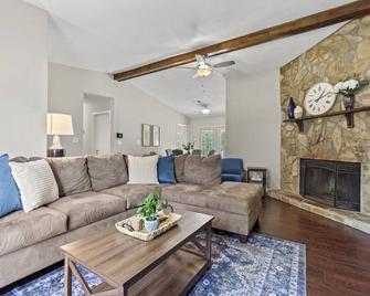 Pet-Friendly 3br Home Near Golf & Greenville - Piedmont - Living room