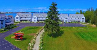 Clearwater Lakeshore Motel - Mackinaw City - Building