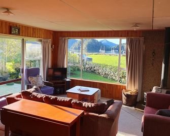 Ngakuta Bay, Marlborough Sounds. - Picton - Living room