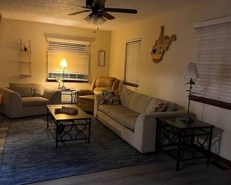 Cozy Apartment with onsite restaurant in Logan WV Close to Hatfield McCoy Trail - Mt Gay-Shamrock - Living room
