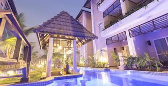 Bali Resort & Apartment - Nom Pen - Piscina