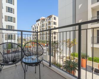 Spectacular 1 Bedroom in La Sirene 4 that Sleeps 4 - Dubai - Balcony