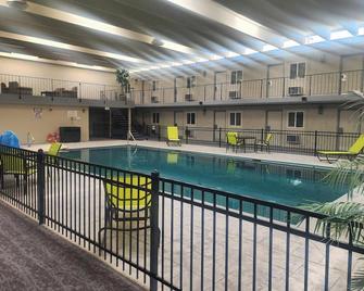 Ramada by Wyndham Sterling - Sterling - Pool