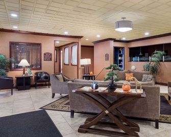 Quality Inn & Suites Syracuse Fairgrounds - Syracuse - Lobby