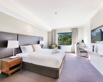 Elevated Waterfront Living on the Esplanade's Edge - Darwin