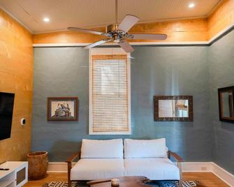 Downtown Fairhope Studio - Fairhope - Living room