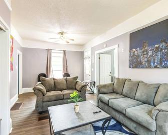 Cozy Ohio Retreat with Fire Pit and Charcoal Grill! - Hamilton - Living room