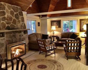 Truly a slice of heaven a must see! - Innisfil - Living room