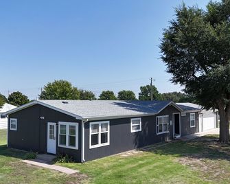 High Plains Hideout 3 bedrooms 2 Baths - WaKeeney
