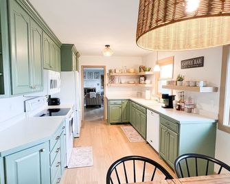 Retro vibes 4-bedroom home in Chaska with WiFi, AC, bike - Chaska - Keuken