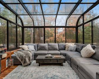 Secluded home near the lake with huge sunroom, firepit, gas grill, & private W/D - Oxford - Sala de estar