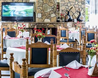 Three Steers Hotel - Meru - Restaurante