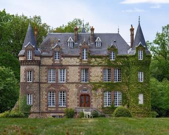 Castle nested in the forest of \'Le Perche\' region - lower Normandy - Senonches - Edificio