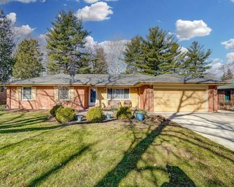 Newly Renovated, 1 block from BGSU, spacious and comfortable - Bowling Green - Building