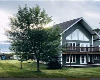 Fortnight Chalet Vacation Rentals in Deer Lake - Deer Lake - Budova