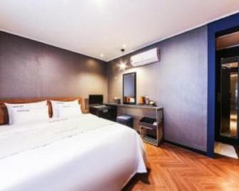 Blue Hotel - Geoje - Habitación