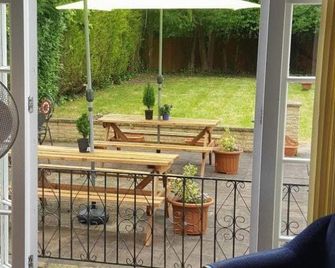 Gatwick Castle B&B - Horley - Balcone