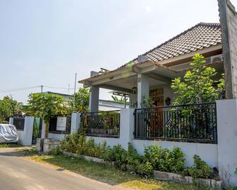 Spot On 93210 Griya Kos Kanjeng Mami Syariah - Jombang - Edificio