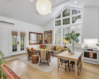 Newly Remodeled Upscale Downtown Guest Cottage - 1br loft - Sleeps 6 - Greenville - Living room