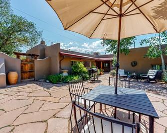 Luxe 2-Unit Hideaway: Suite & Casita w/ Full Kitchens - Walk to Dining, Dogs OK - Ranchos de Taos - Patio