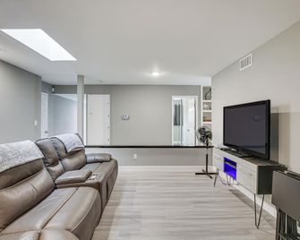 Newly Renovated Serene San Diego Retreat: Hot Tub - Spring Valley - Living room