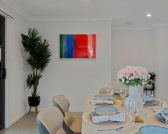 Quiet n Stylish 3mins to Mall Modern 4BR House - 파킨슨 - 다이닝룸