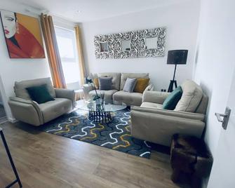 Inviting 5-Bed House in Manchester - Manchester - Living room