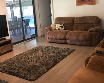 Casa del Lago ~ The Lake House & Bungalow Waterfront Property - Bonnie Doon - Sala de estar