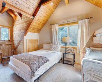 Ember by AvantStay Majestic Entertainers Home w Pine Tree Views Close to Meeks Bay - Tahoma - Bedroom