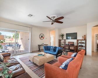 Relax in sunny Arizona with a heated pool and golfcourse view - Avondale - Living room