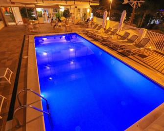 Hotel Es Mitjorn - Thị trấn San Antonio Bay - Bể bơi