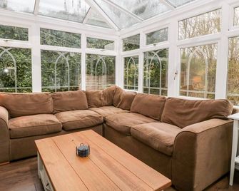 Tree of Life House, Number 27 Bere Lane - Glastonbury - Huiskamer