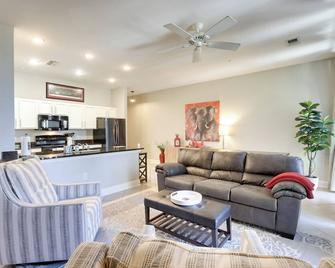 Tuscaloosa Condo Steps to Bryant-Denny Stadium! - Tuscaloosa - Living room